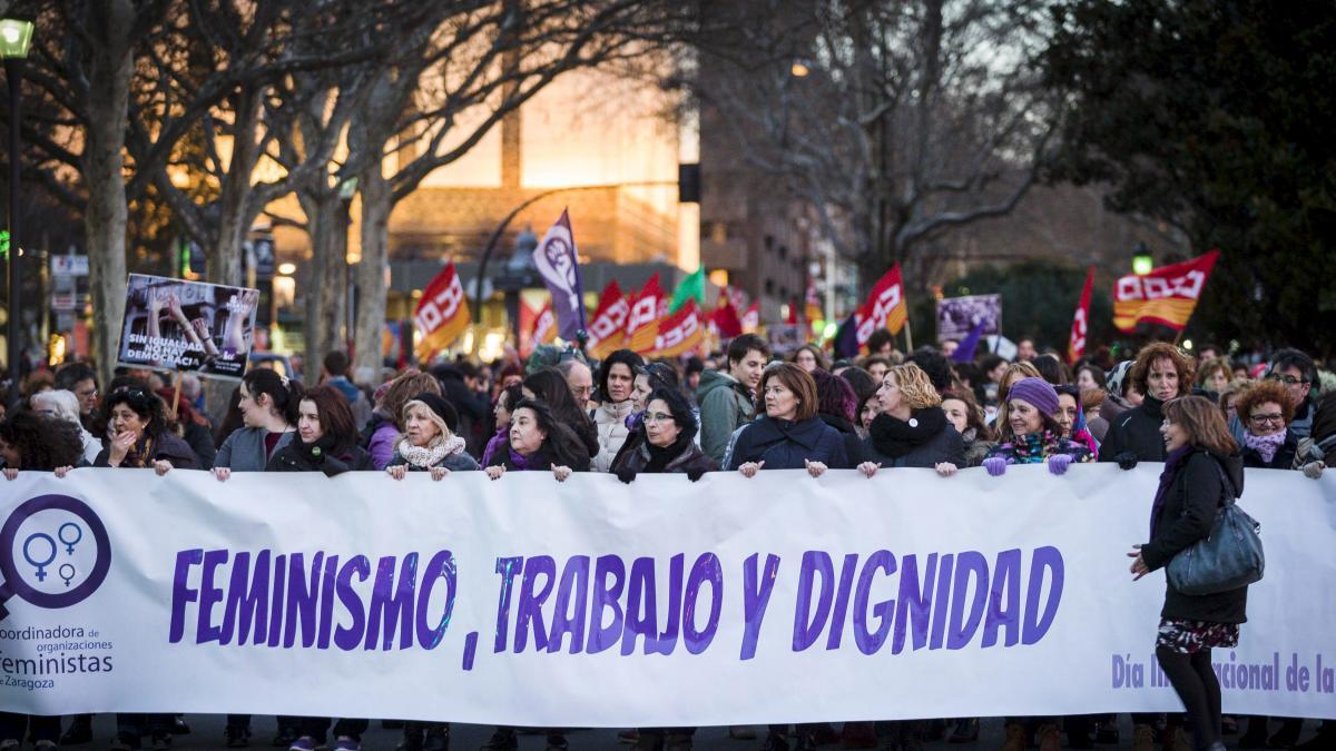 Marcha con tras un cartel que dice "Feminismo, trabajo y dignidad."