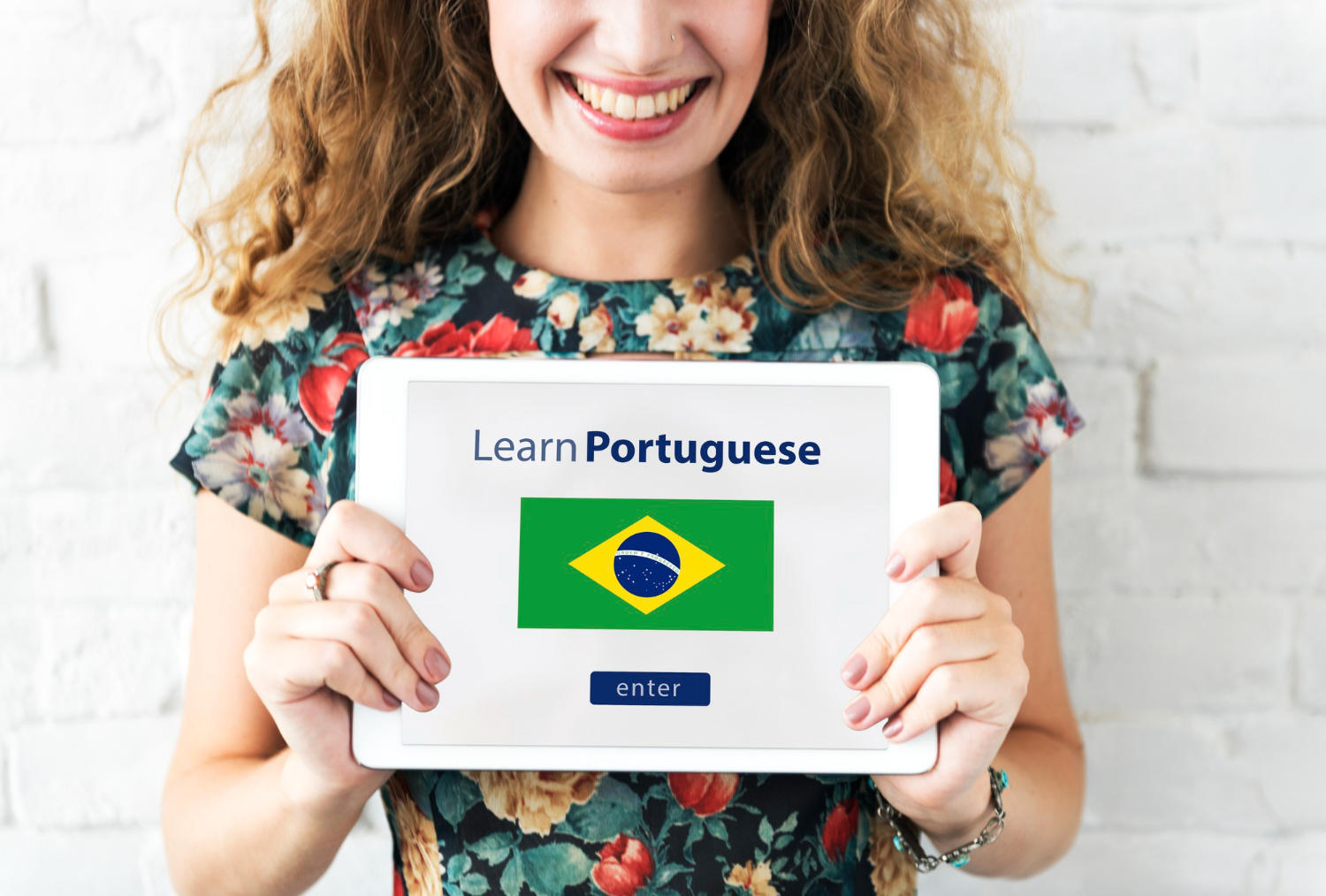 Mujer con un anuncio en una tablet, learn portuguese