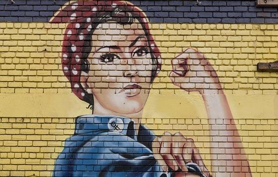 Mural que muietra una mujer mostrando con su brazo un gesto de fuerza.
