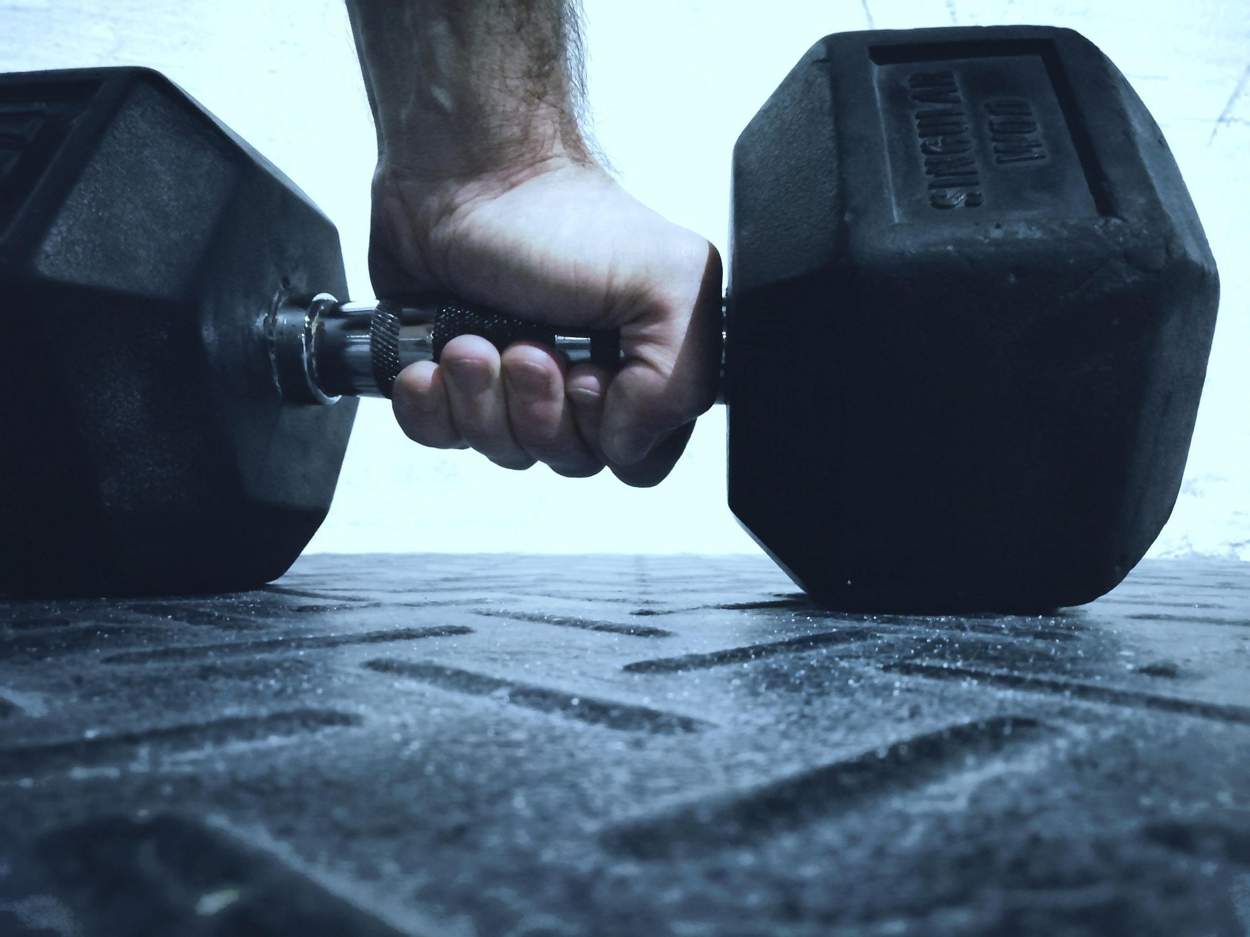 Mano, agarrando una mancuerna de 7 kilos.