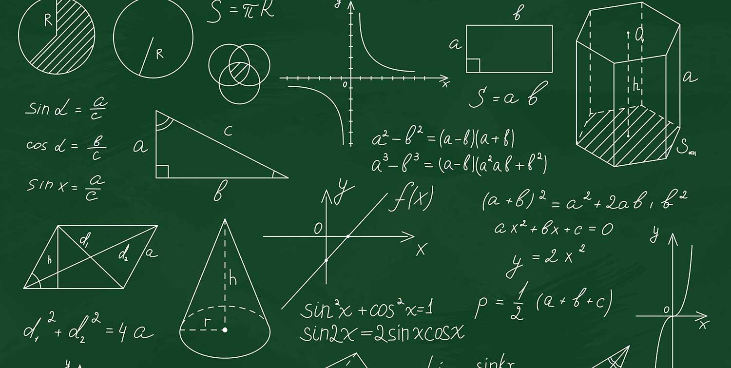 Ecuaciones matemáticas y geométricas escritas en una pizarra verde.