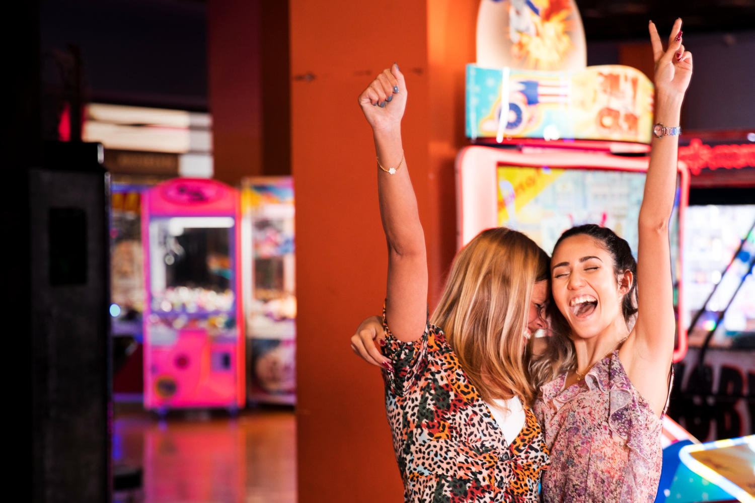 Dos mujeres felices en un centro de juegos de arcade