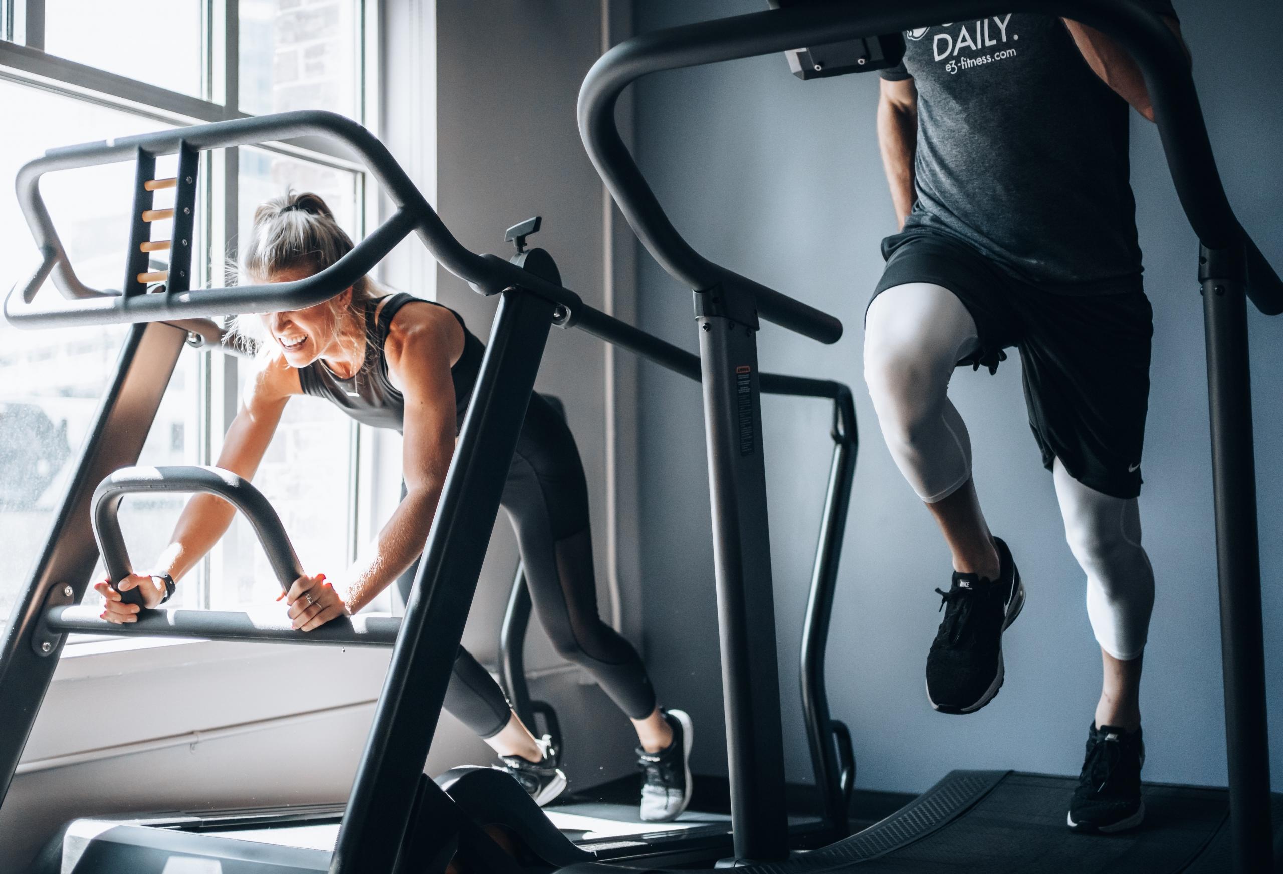 Chica y chico entrenado en un Gimnasio.
