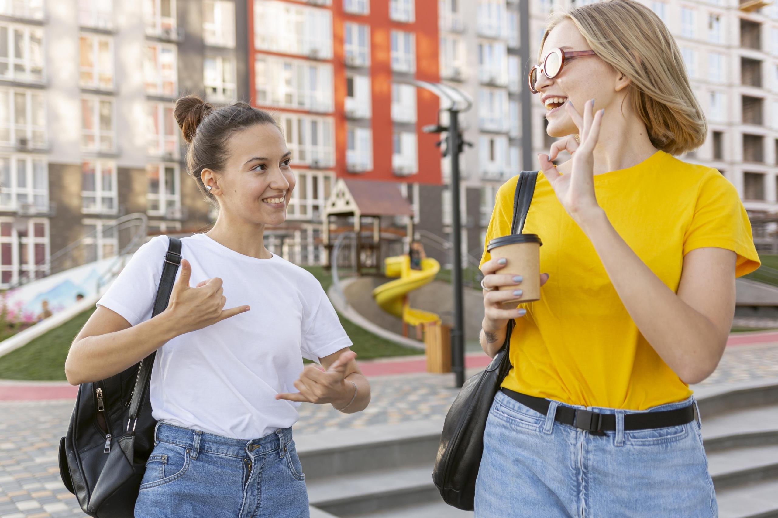Dos chicas hablando con señas