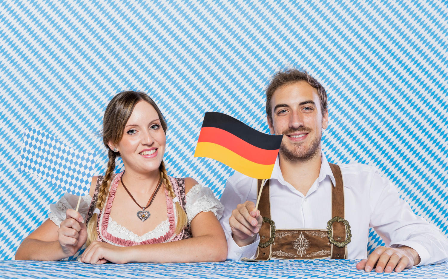 Amigos sonrientes celebrando oktoberfest