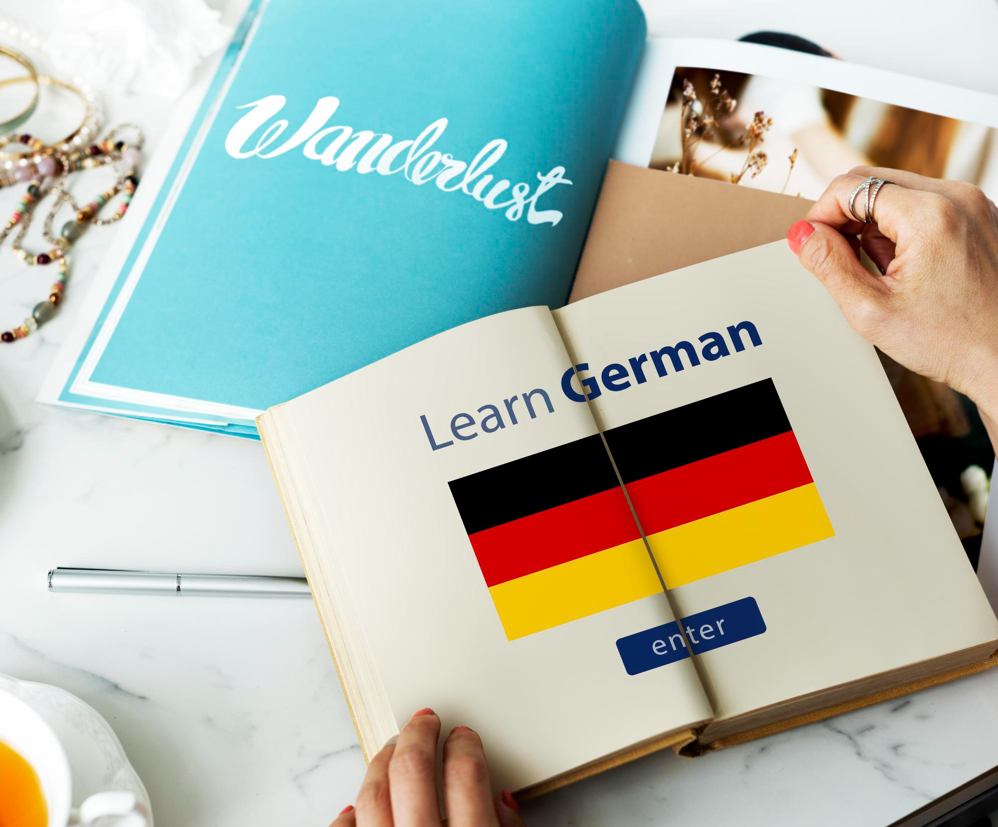 Libro abierto con la bandera de Alemania