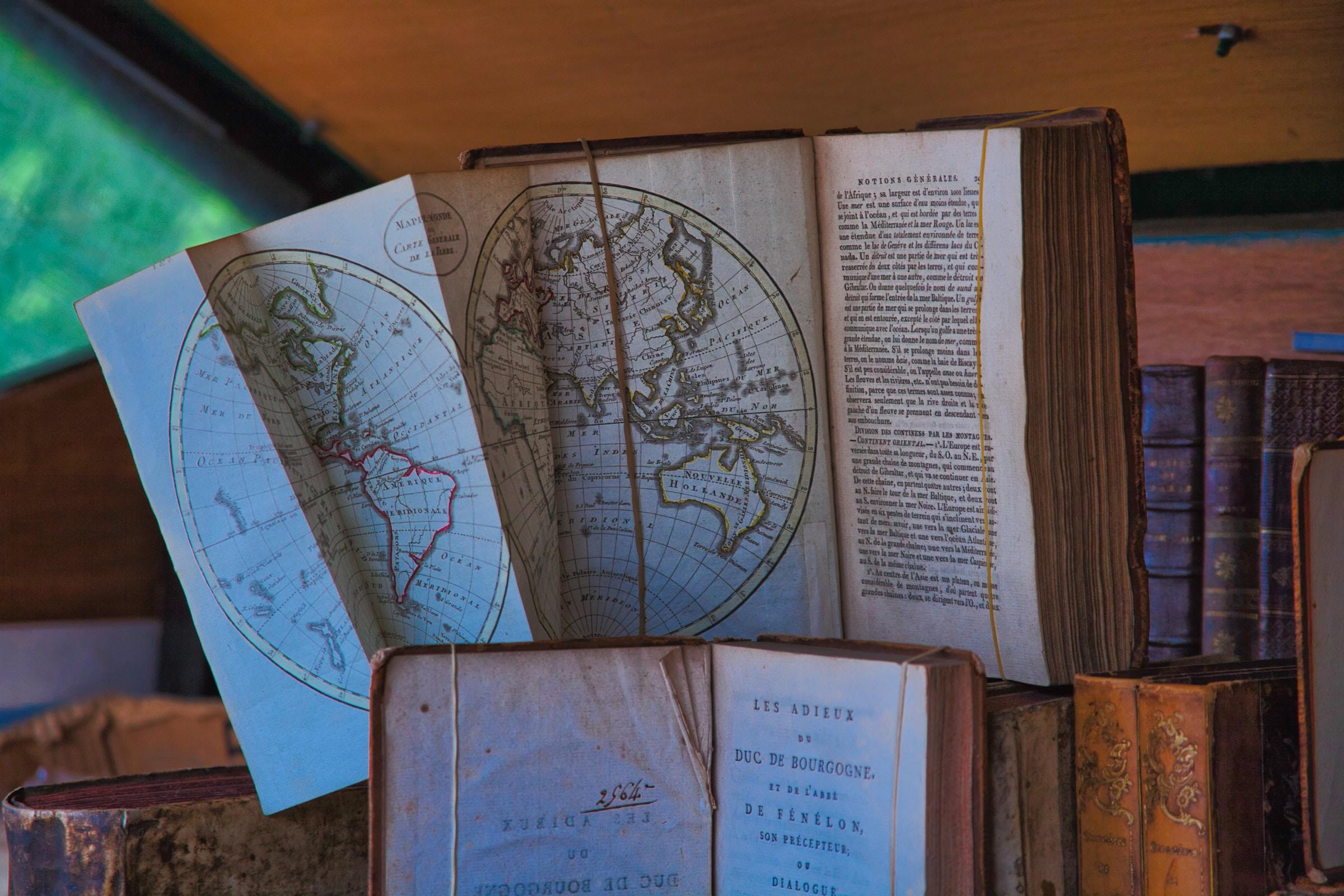 Libros abiertos donde se puede ver un mapa y palabras en francés. Foto de George Kourounis