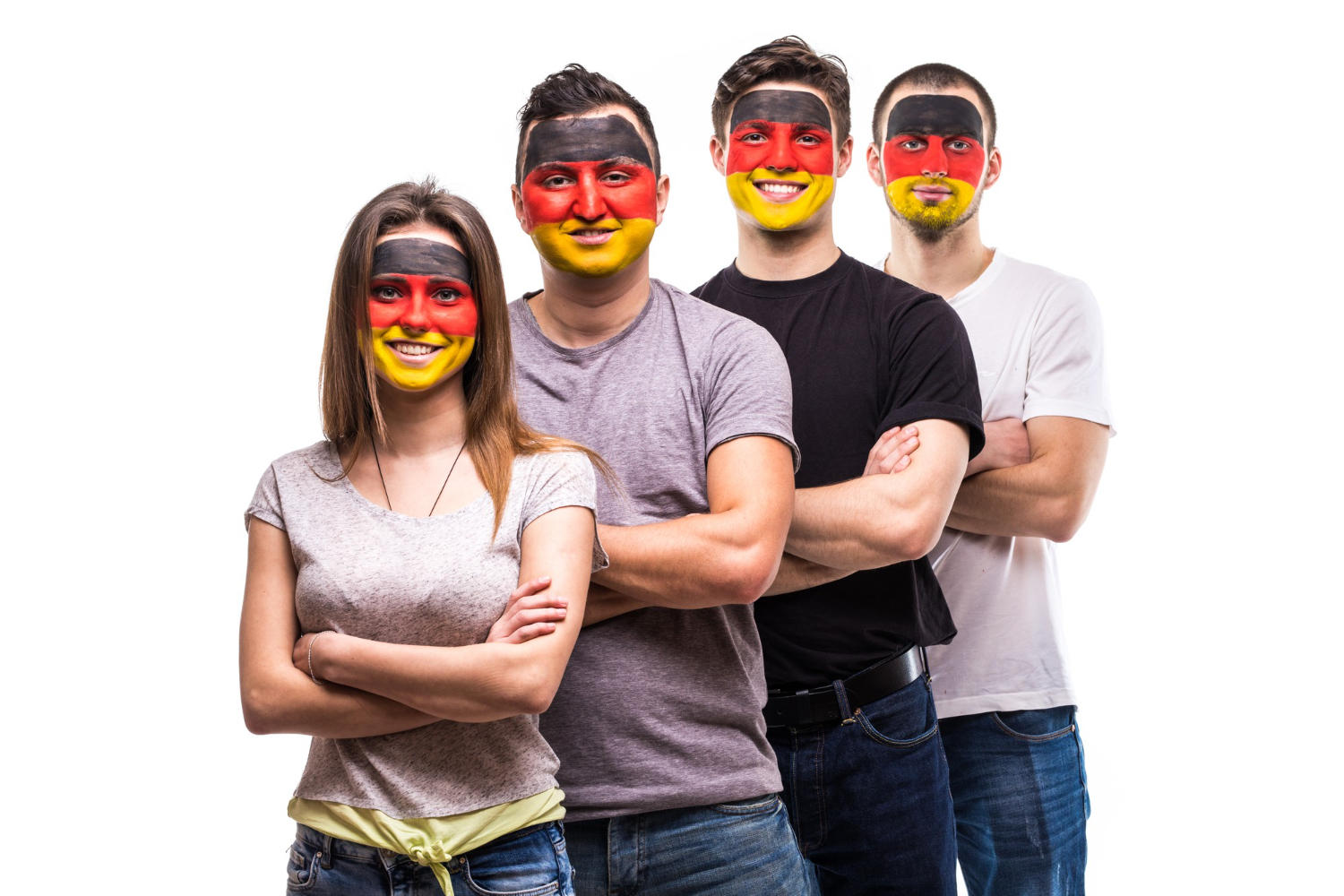 Cuatro personas con la bandera de Alemania pintada en sus caras