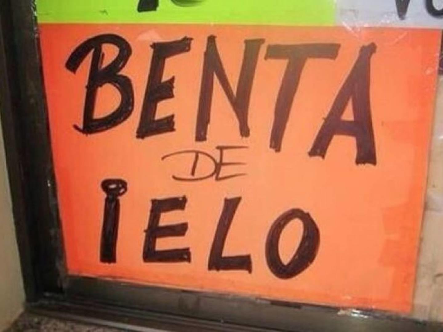 Anuncio publicitaria en el que dice "Benta de ielo"
