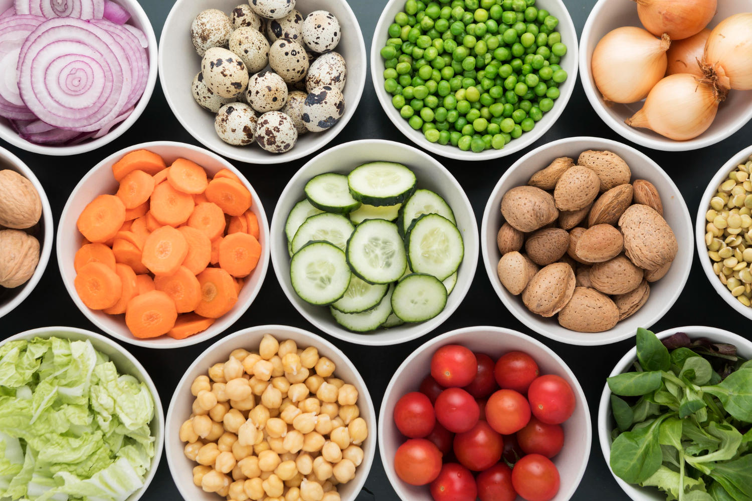 Arreglo de tazas llenos de verduras frutas