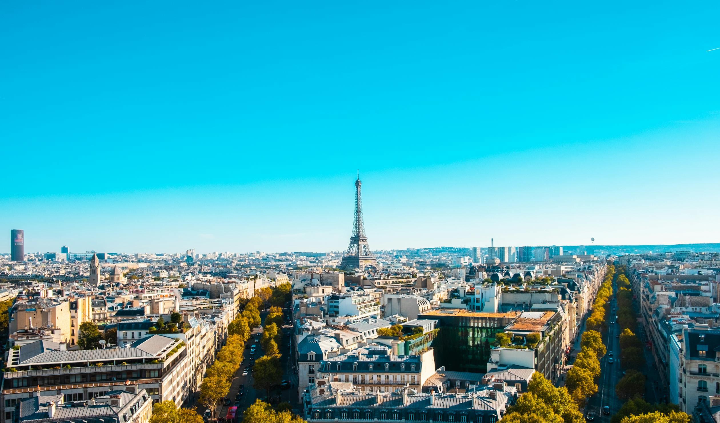 Imagen panorámica de Francia con la torre eiffel de fondo