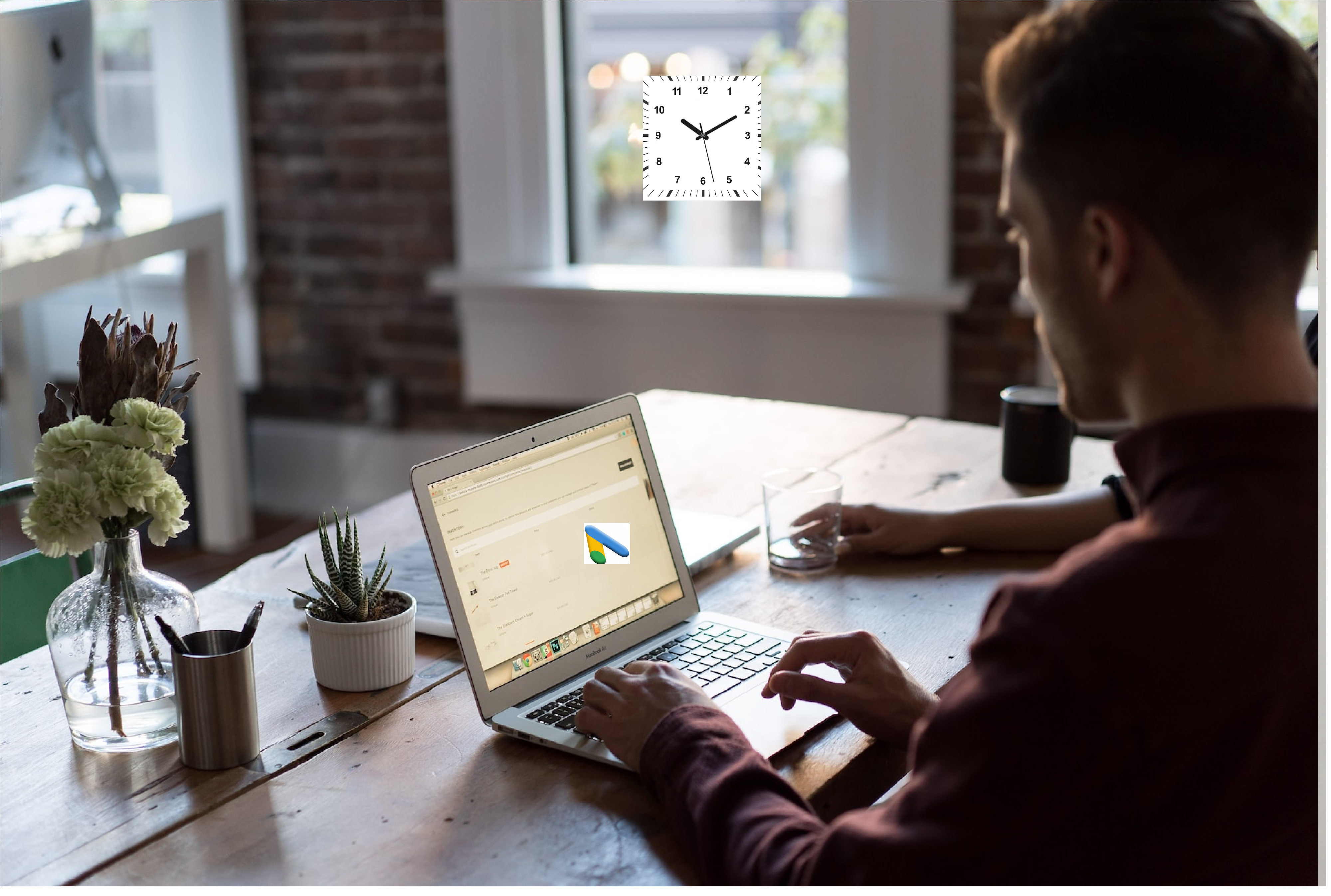 Hombre sentado frente a un portátil, junto a una matera pequeña y un reloj, tomando un curso de Google Ads.