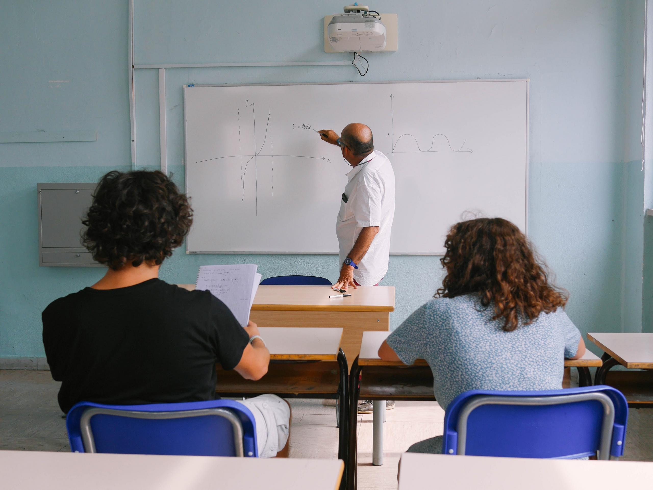 Algunas veces la labor de los docentes está representada en sus salarios