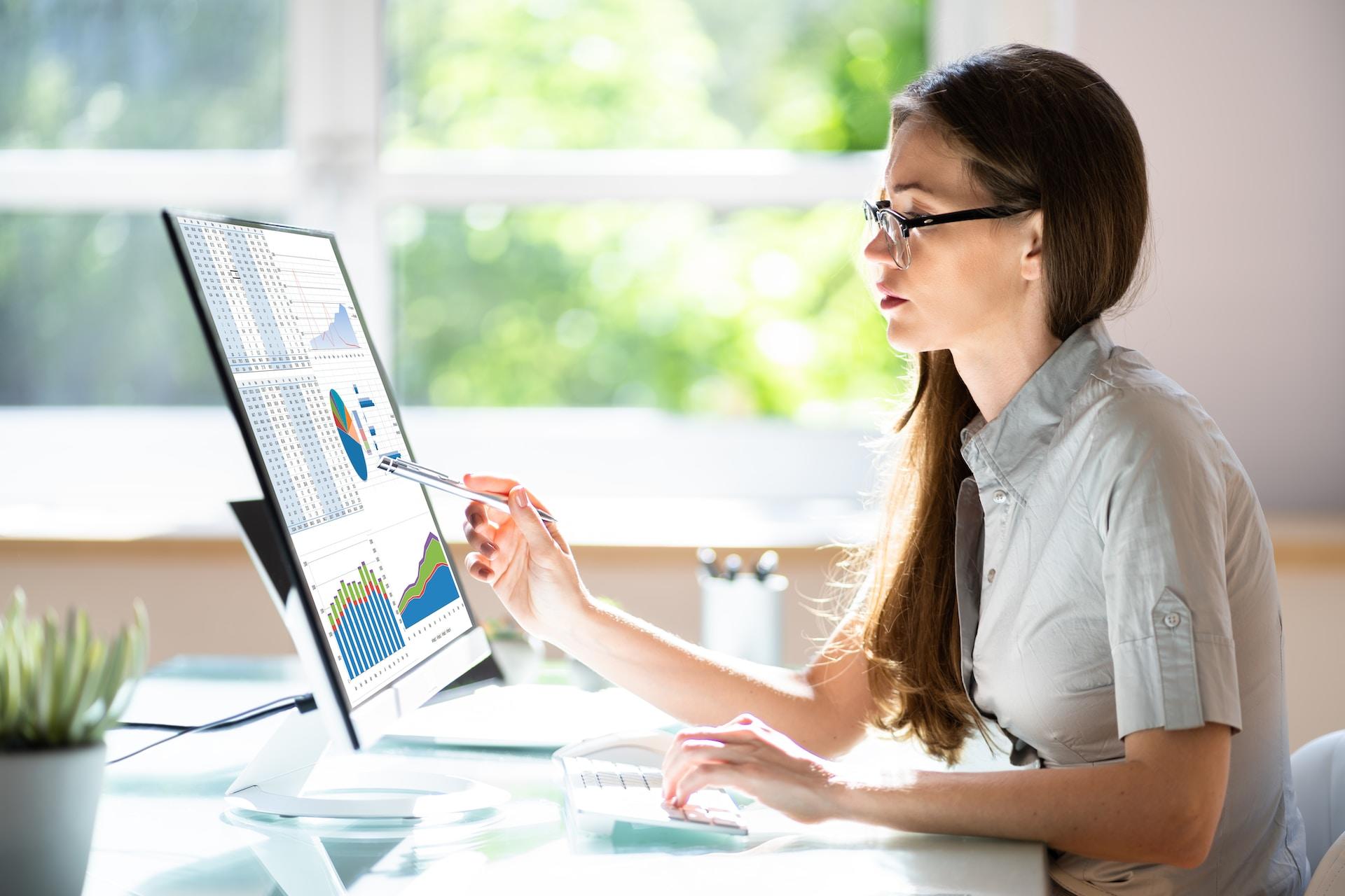 Chica observando una gráfica de rendimiento de publicidad