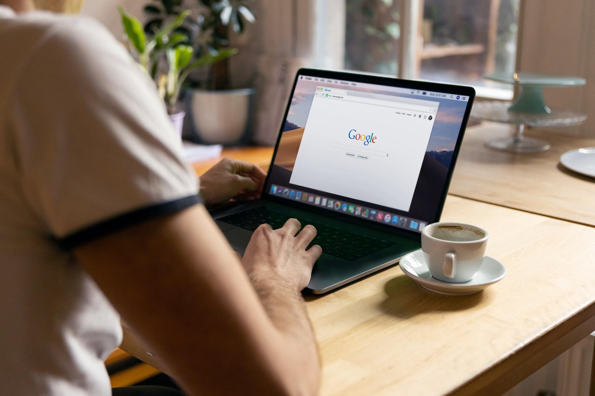 Chico estudiando con Google.