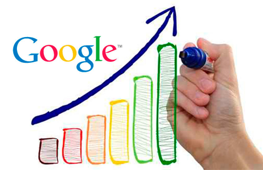 Mano dibujando un gráfico de barras en un tablero de vidrio en el que se ve una flecha ascendente y la palabra "Google"