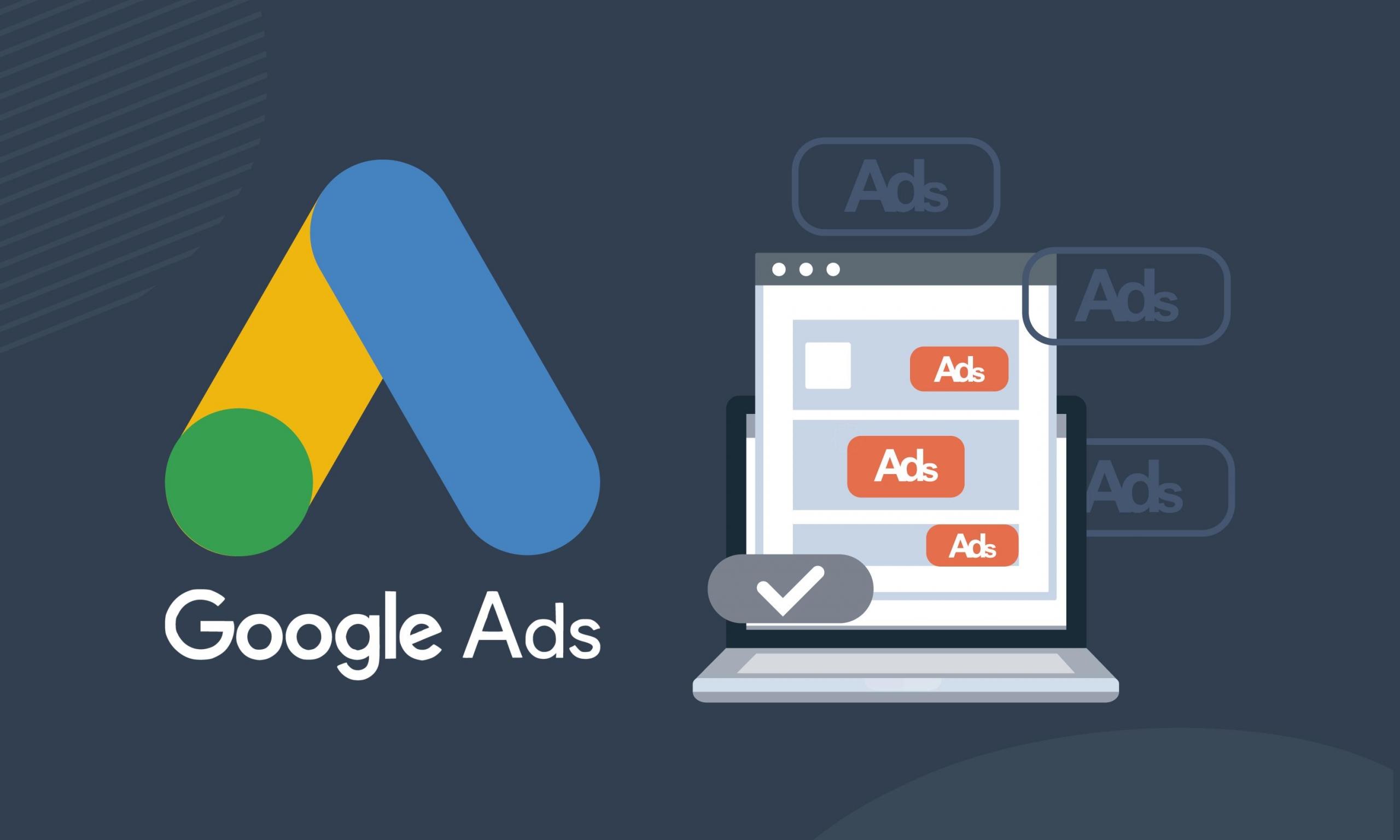 Símbolo de Google ads junto a una computadora con las palabras ads.