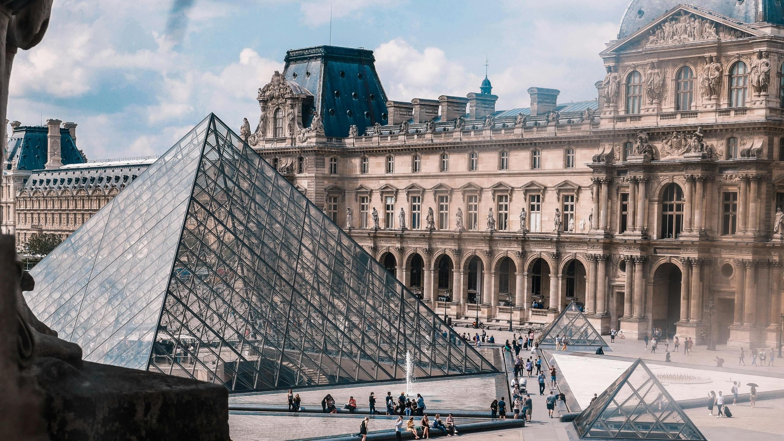 Imagen del museo de Louvre en París