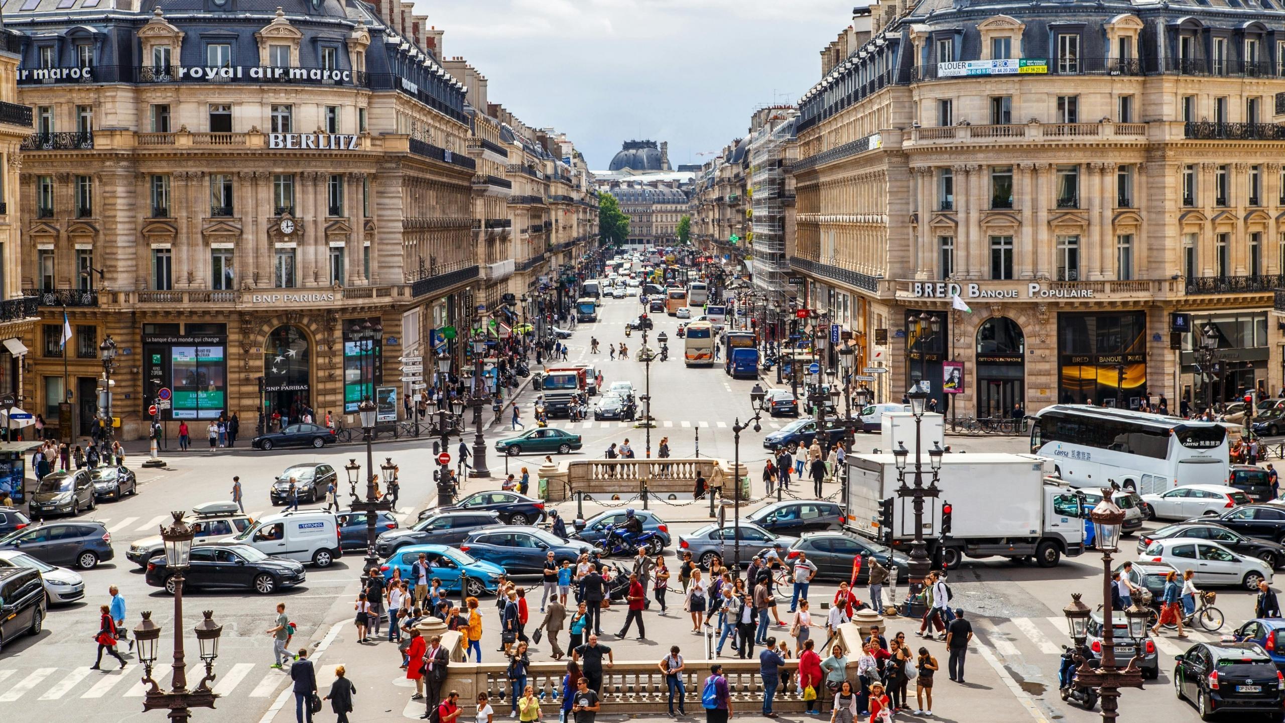 Imagen de personas caminando por una zona concurrida de Paris