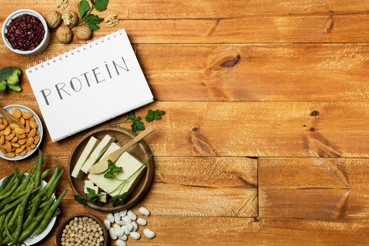 Varios ingredientes vegetarianos y un letrero que dice protein