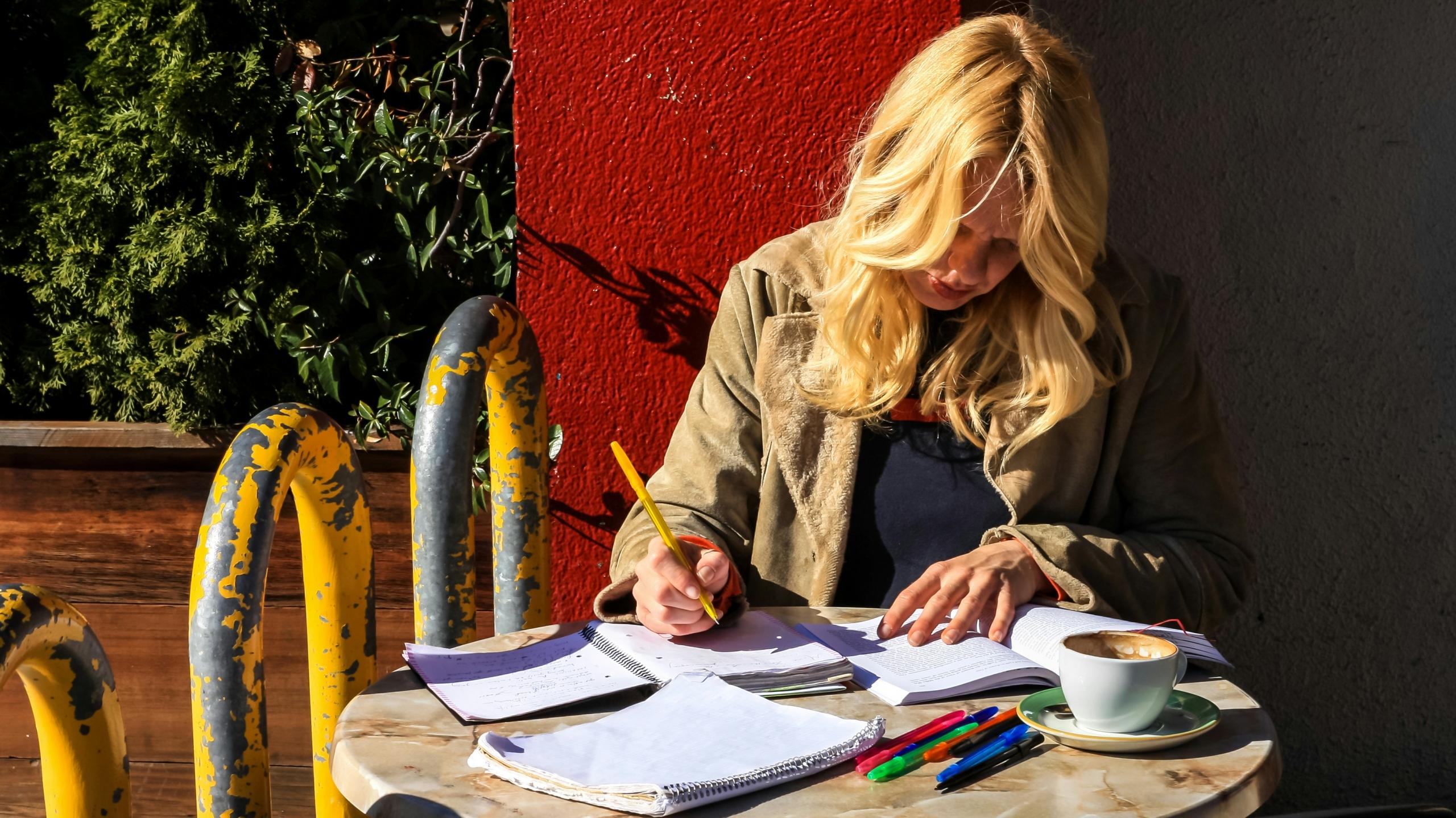 Estudiante preparándose para las pruebas saber pro (ICFES)