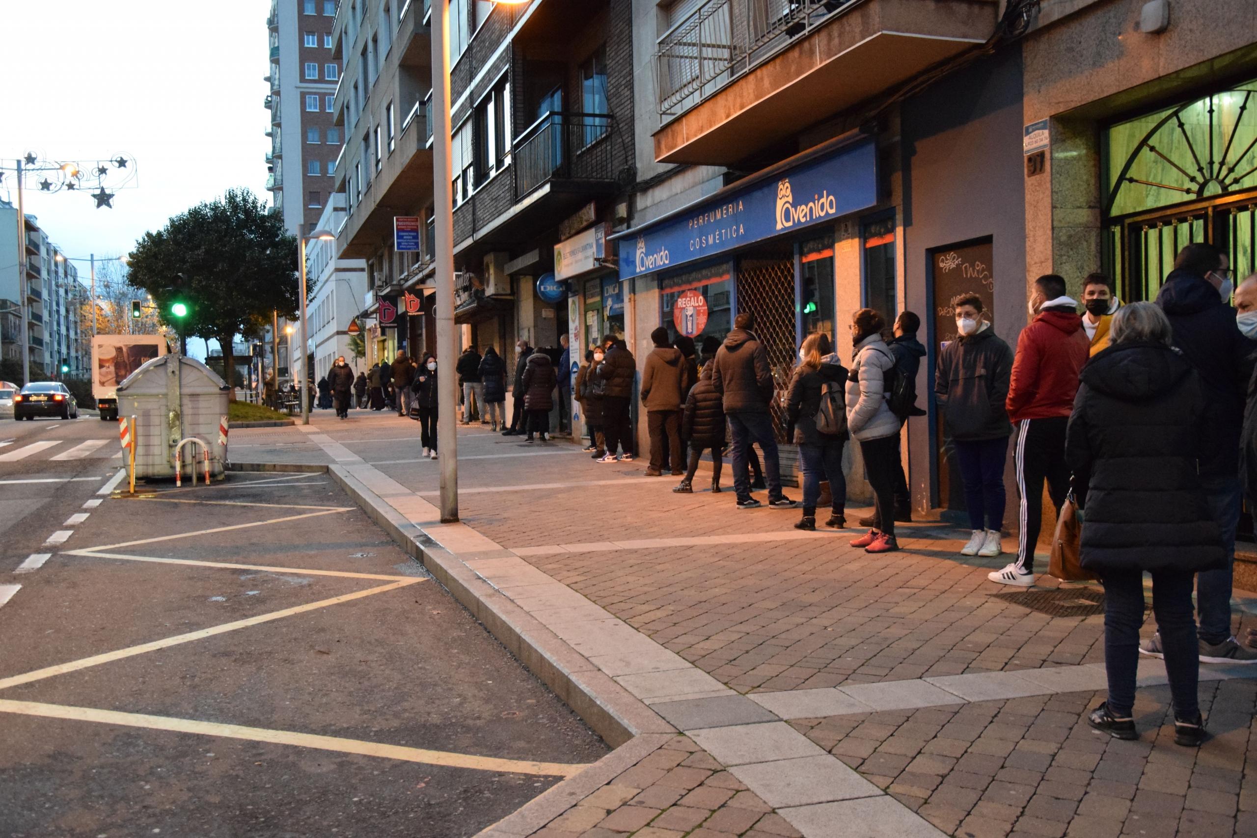 Fila de personas en al calle, listas para ingresar a solicitar el RUT.