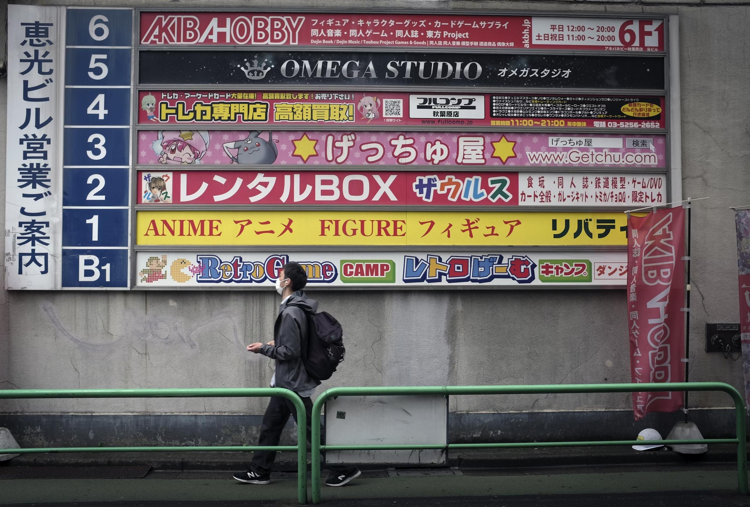 Calles de Japón con publicidad japonesa en las paredes