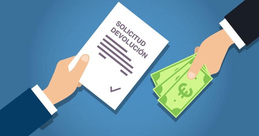 Mano sosteniendo un formulario de solicitud de devolución junto a otra mano que sostiene dinero.
