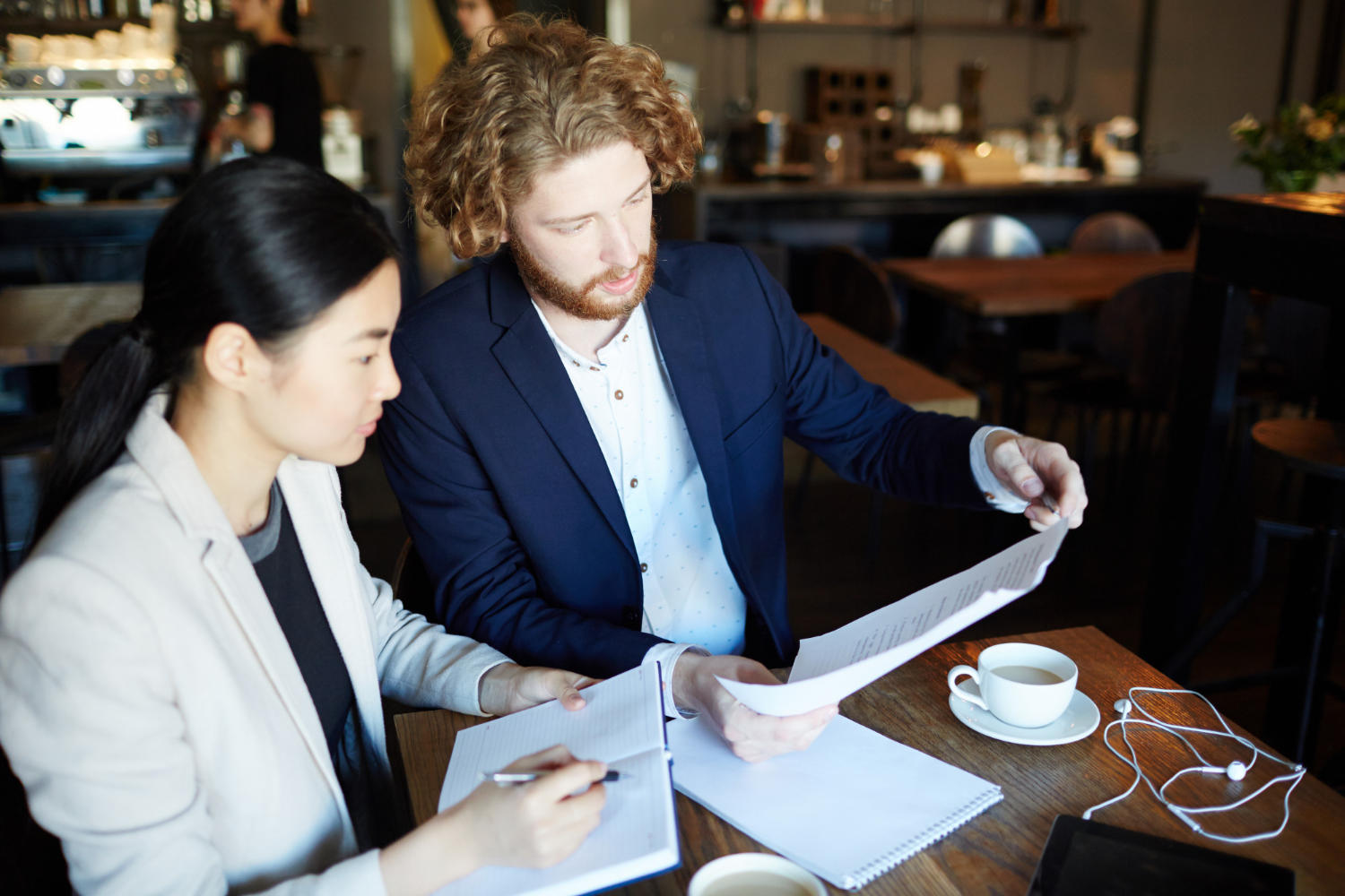 Pareja de economistas analizando documentos