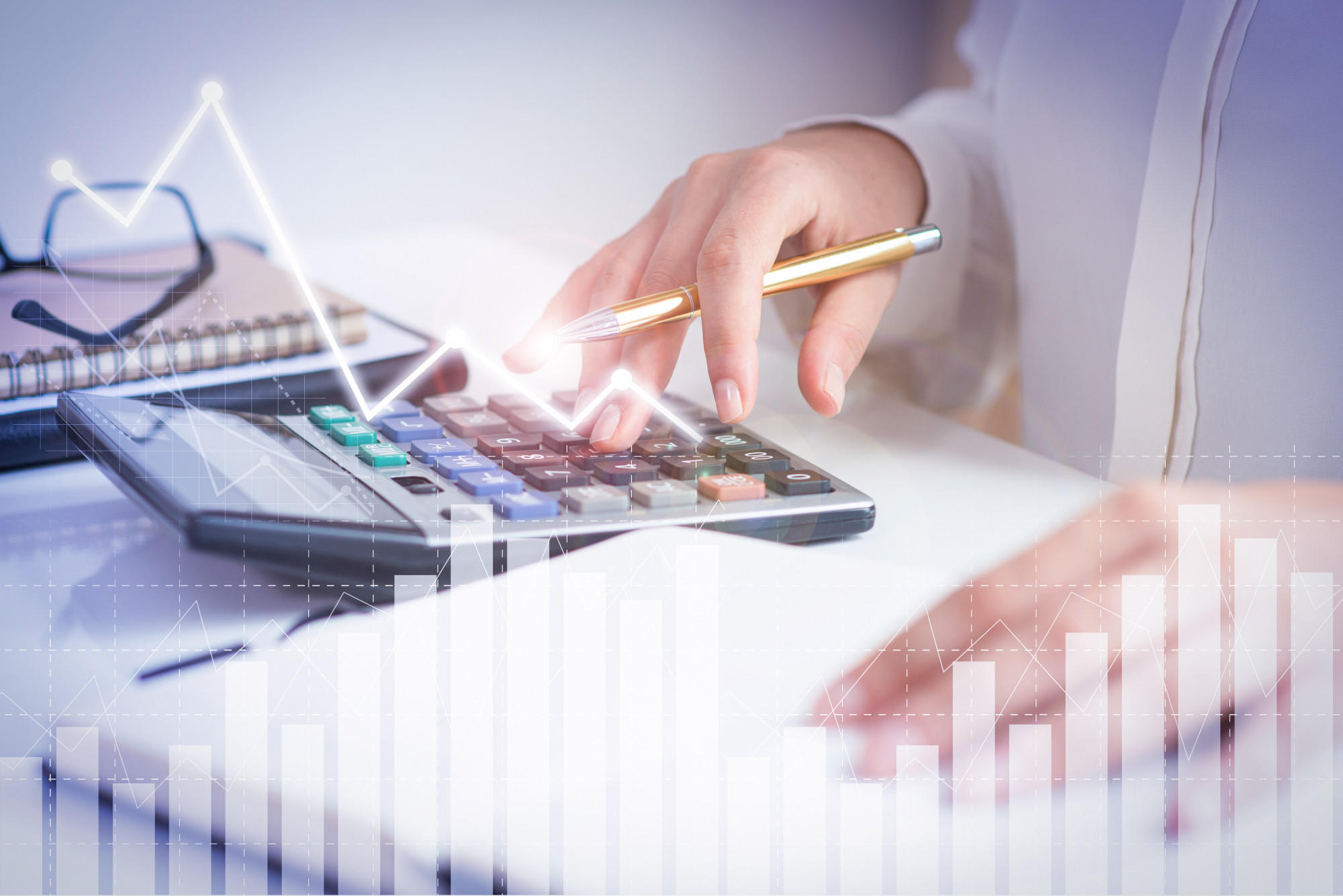 Hombre haciendo fórmulas con agenda y calculadora