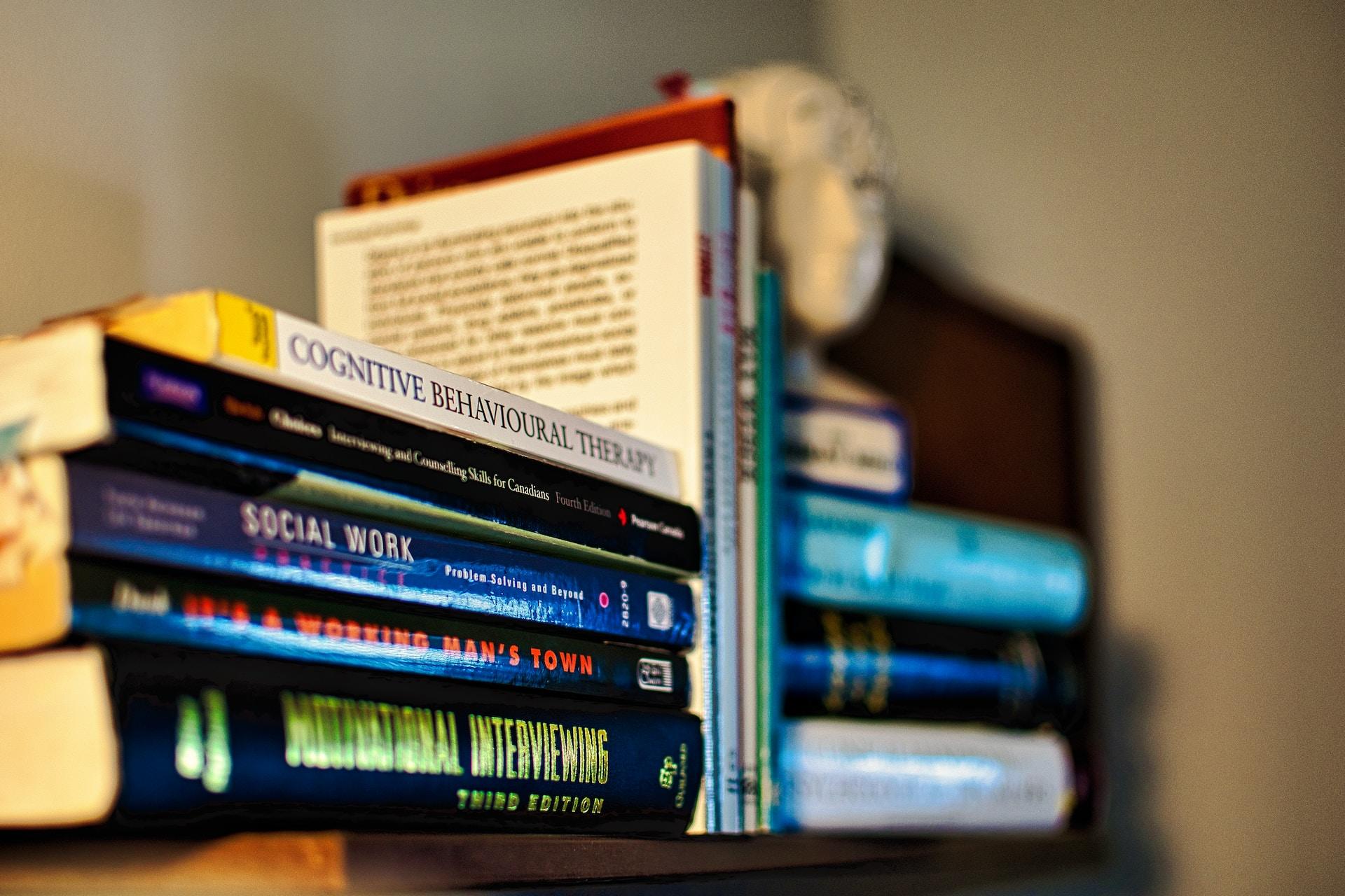 Libros apilados uno sobre el otro