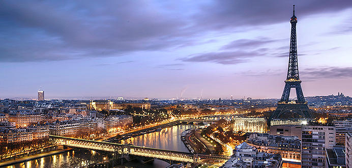 París y su torre Eiffel vista de noche.