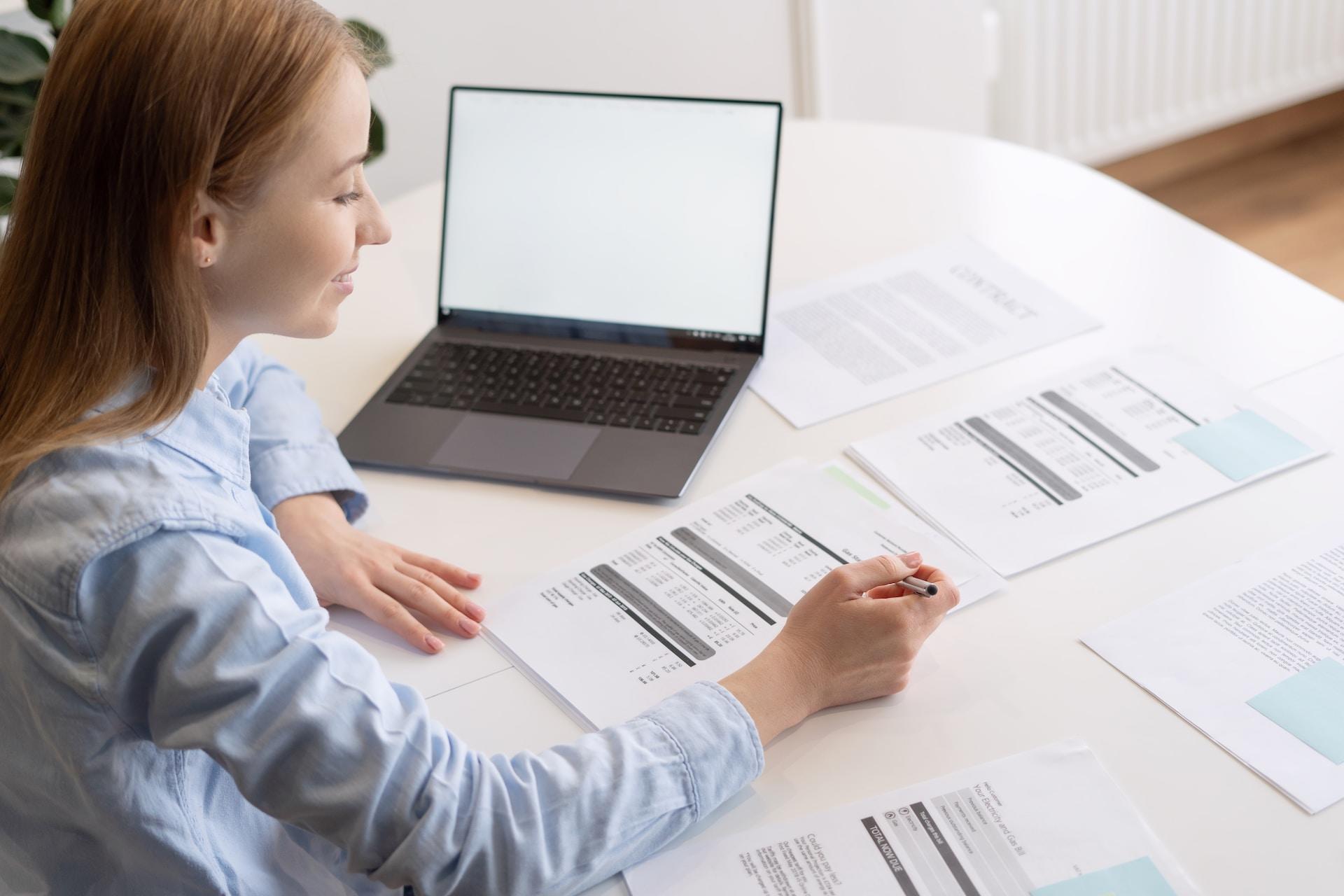 Mujer revisando unos documentos