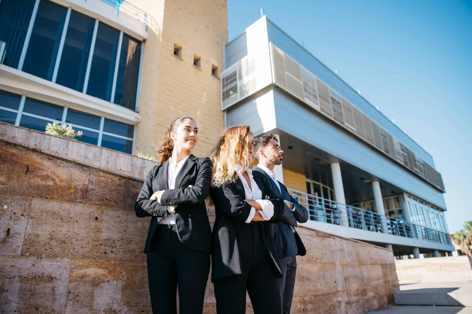 Tres personas mirando el campus de la Universidad