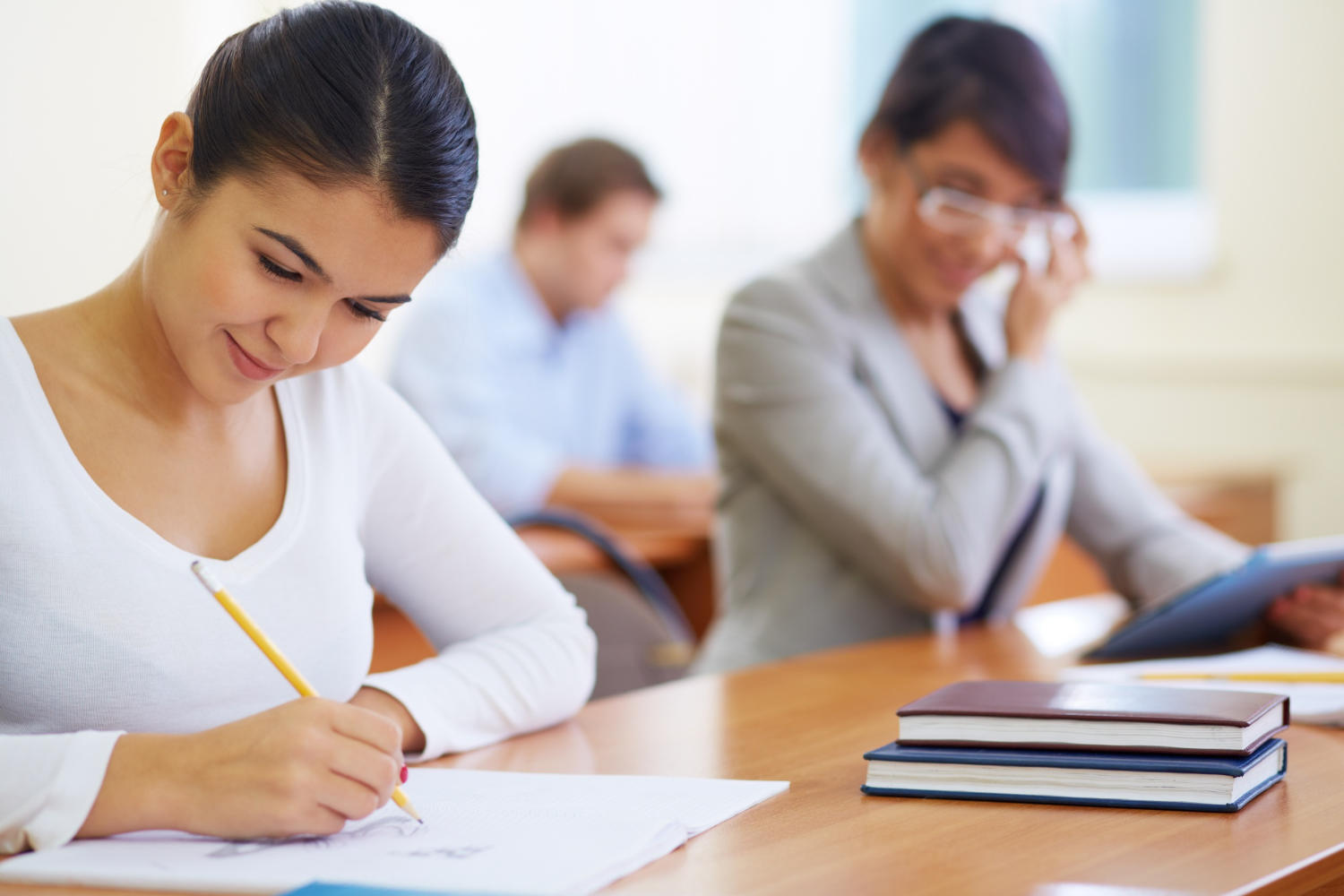 Primer plano de mujer resolviendo un examen