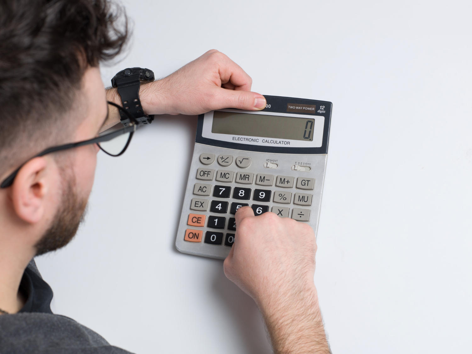 Hombre haciendo cuentas con calculadora
