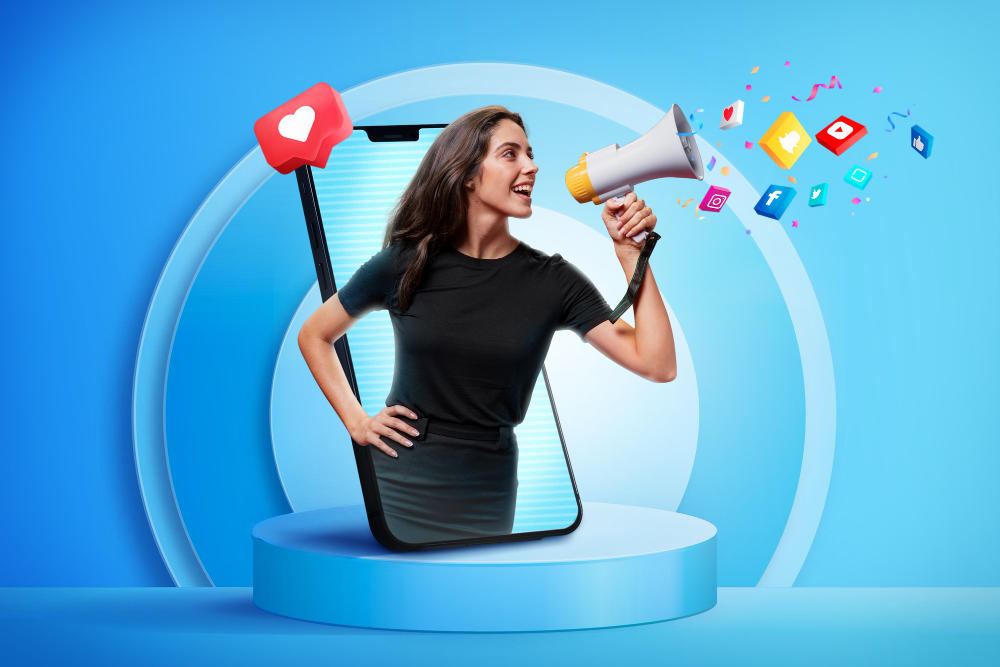 Mujer con megáfono saliendo de la pantalla de un celular, haciendo alusión al marketing digital
