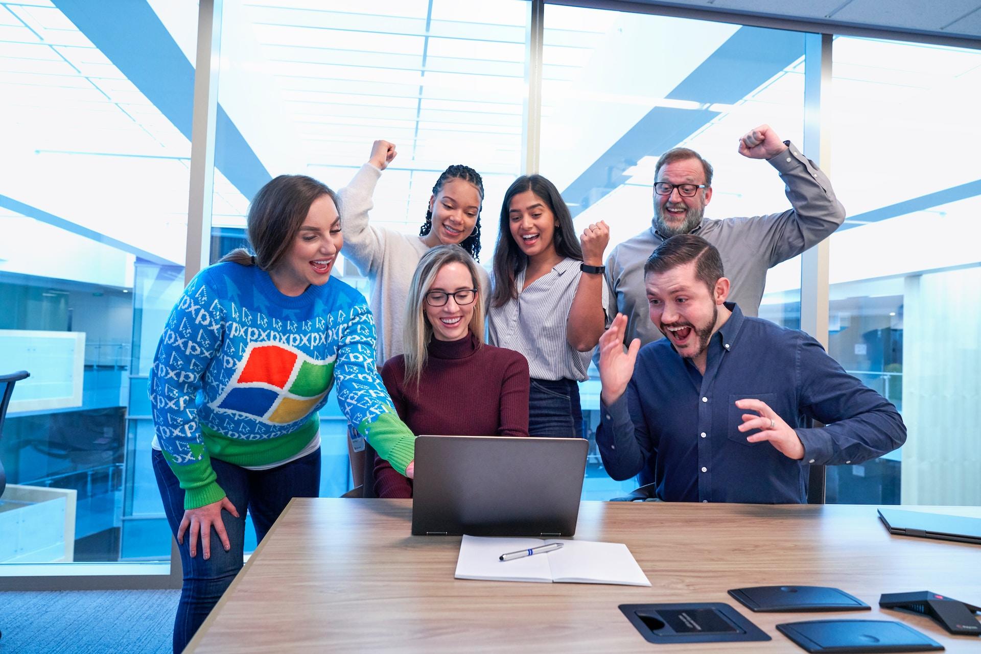 Equipo de trabajo mirando resultados en una laptop