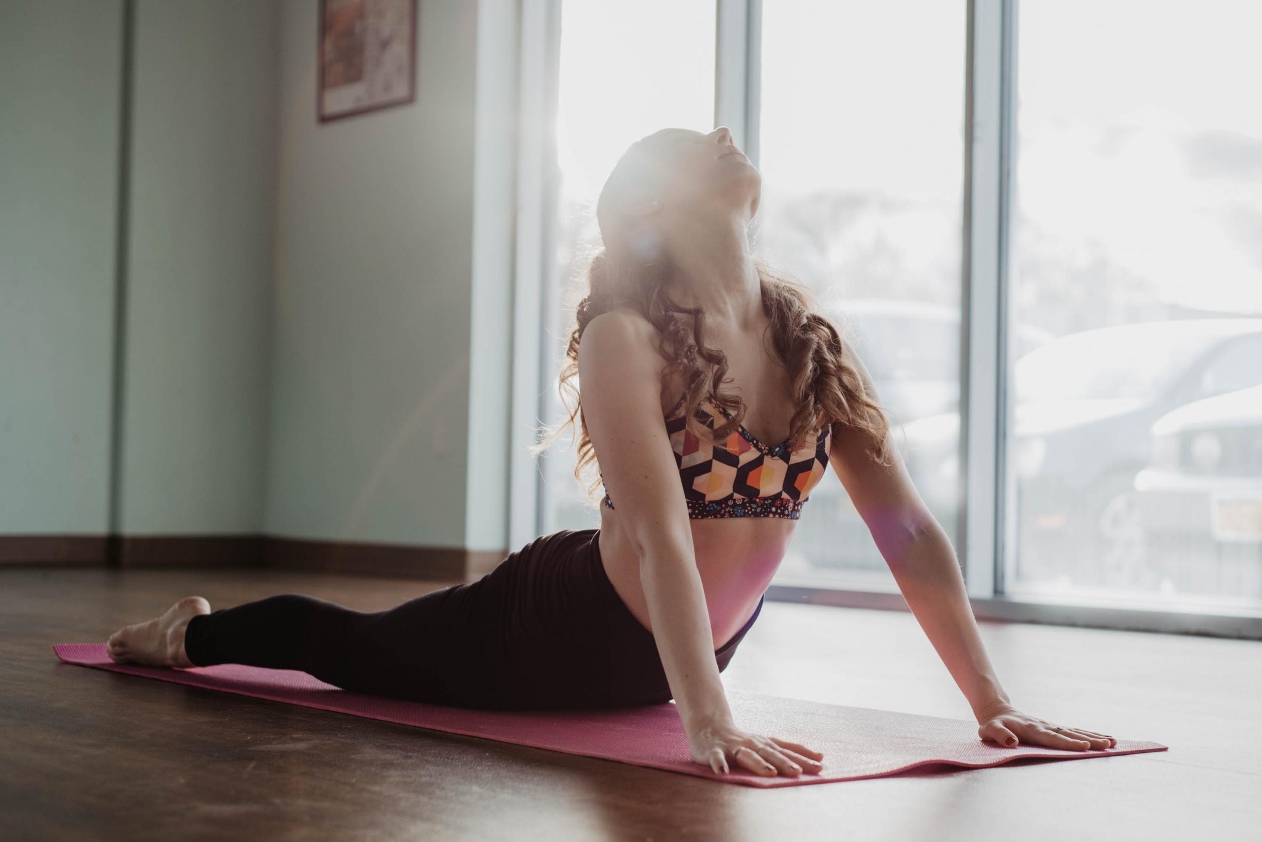 Chica realizado pilates de suelo.