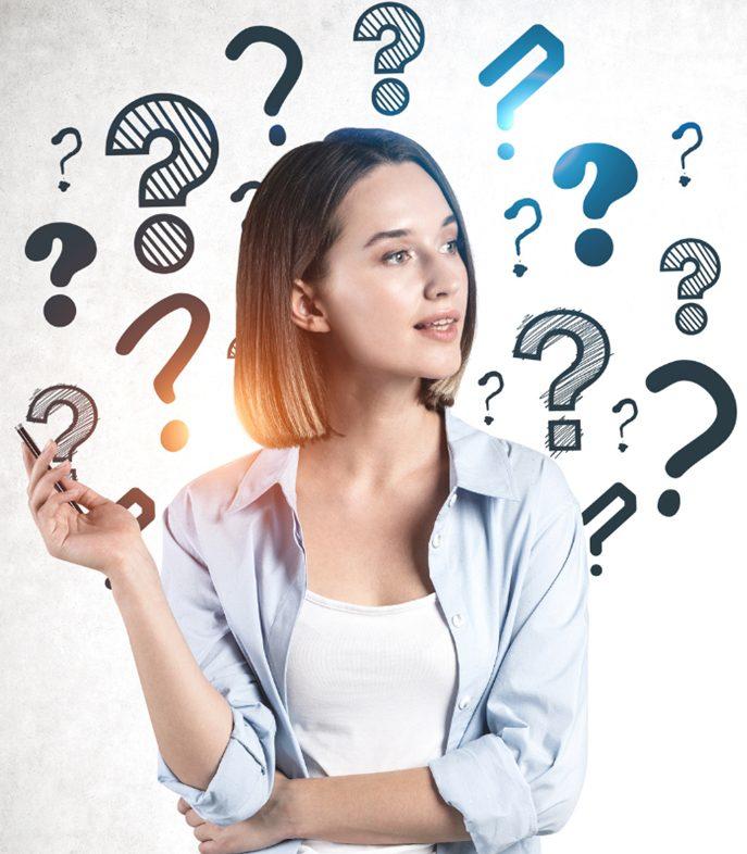 Chica junto a varios signos de pregunta.