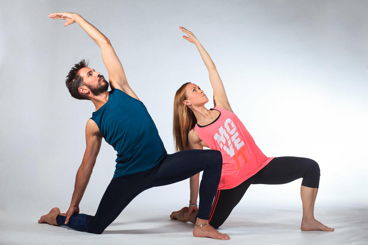 Instructor y estudiante realizado una sesión de pilates.