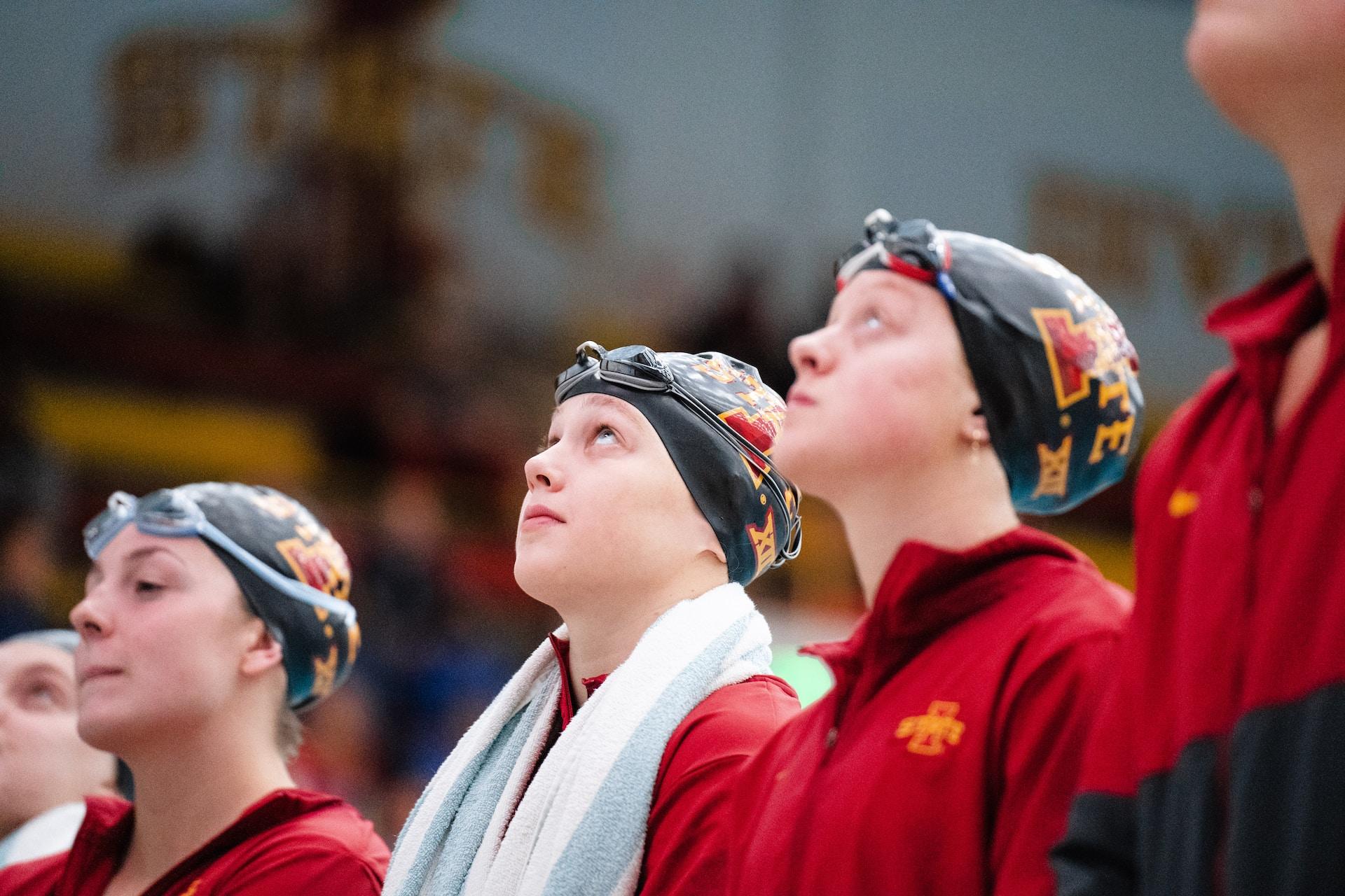 Equipo de natación formado con trajes rojos