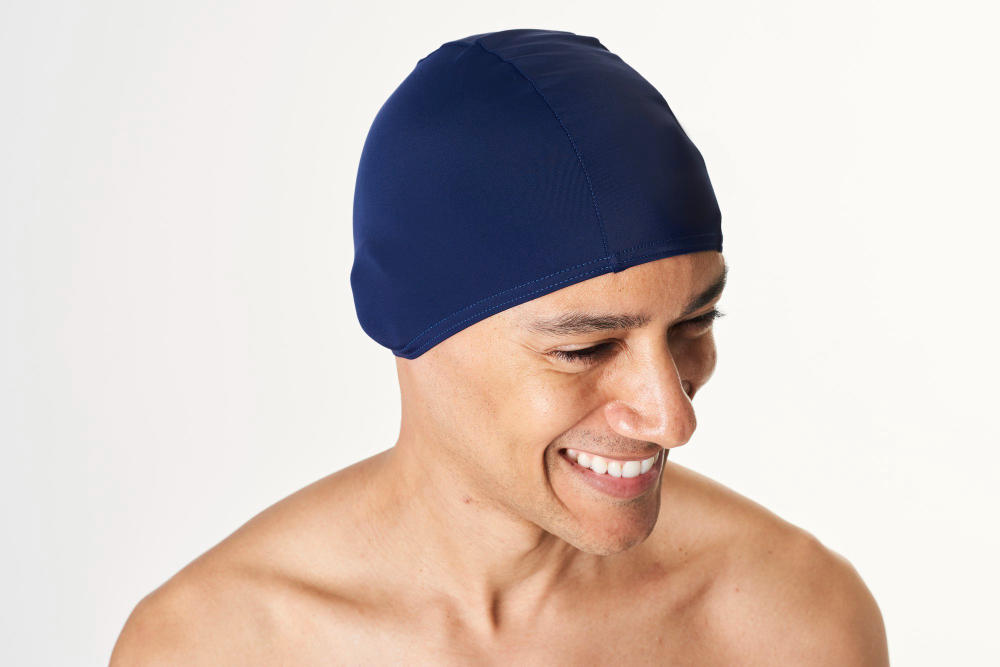 Hombre con gorro de baño