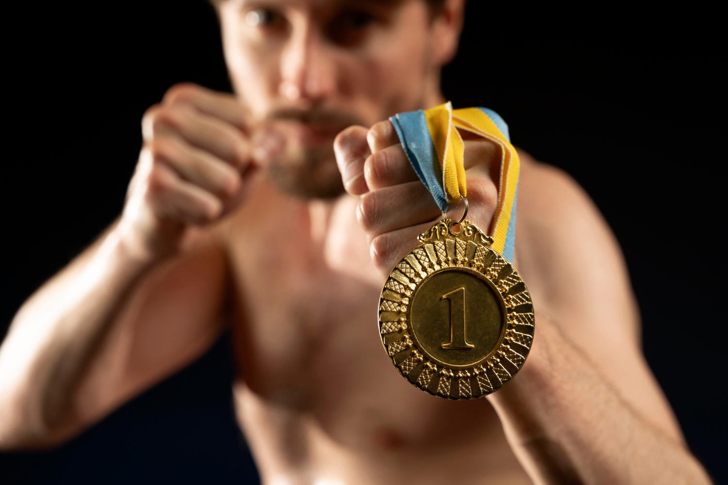 Hombre mostrando una medalla