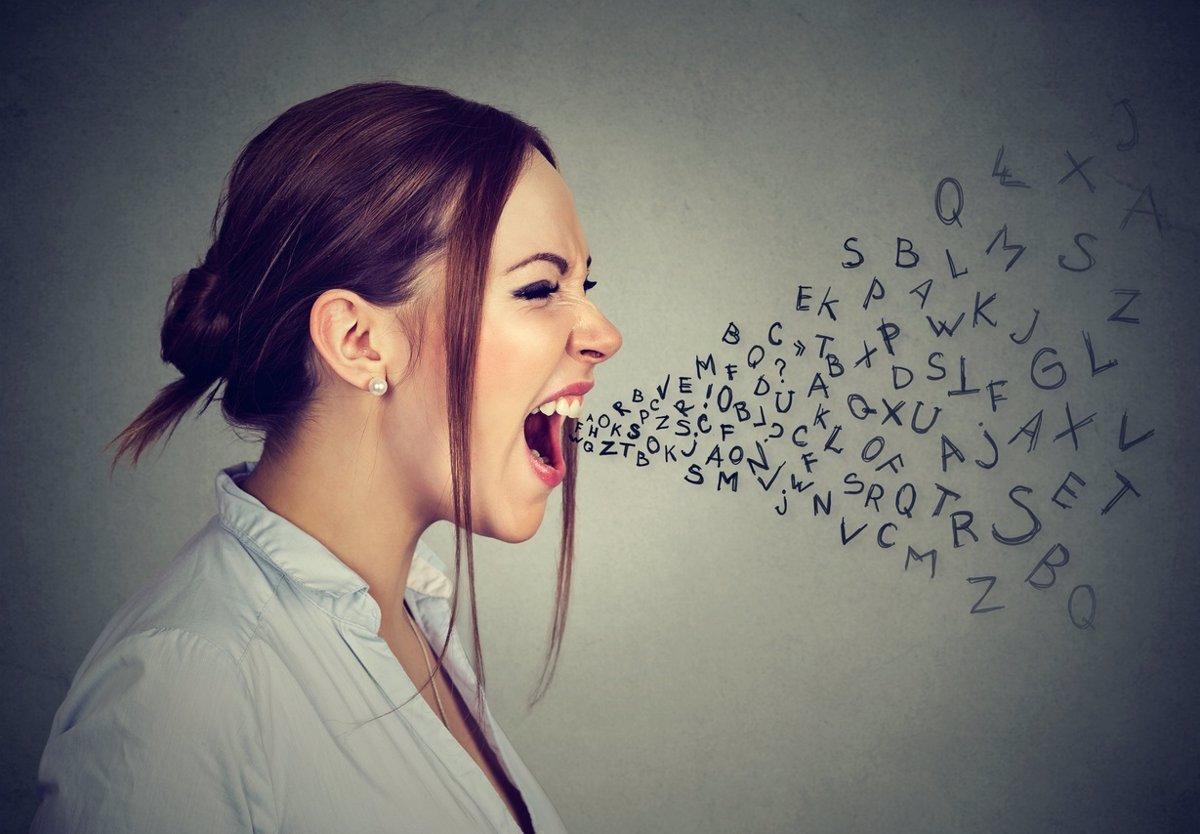 Chica con la boca abierta de la cual salen letras.