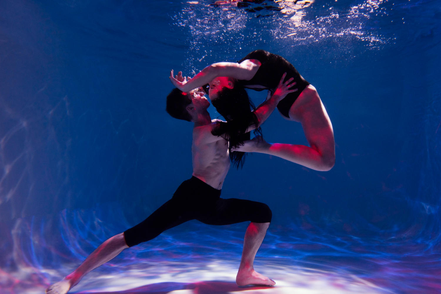 Pareja haciendo ballet bajo el agua