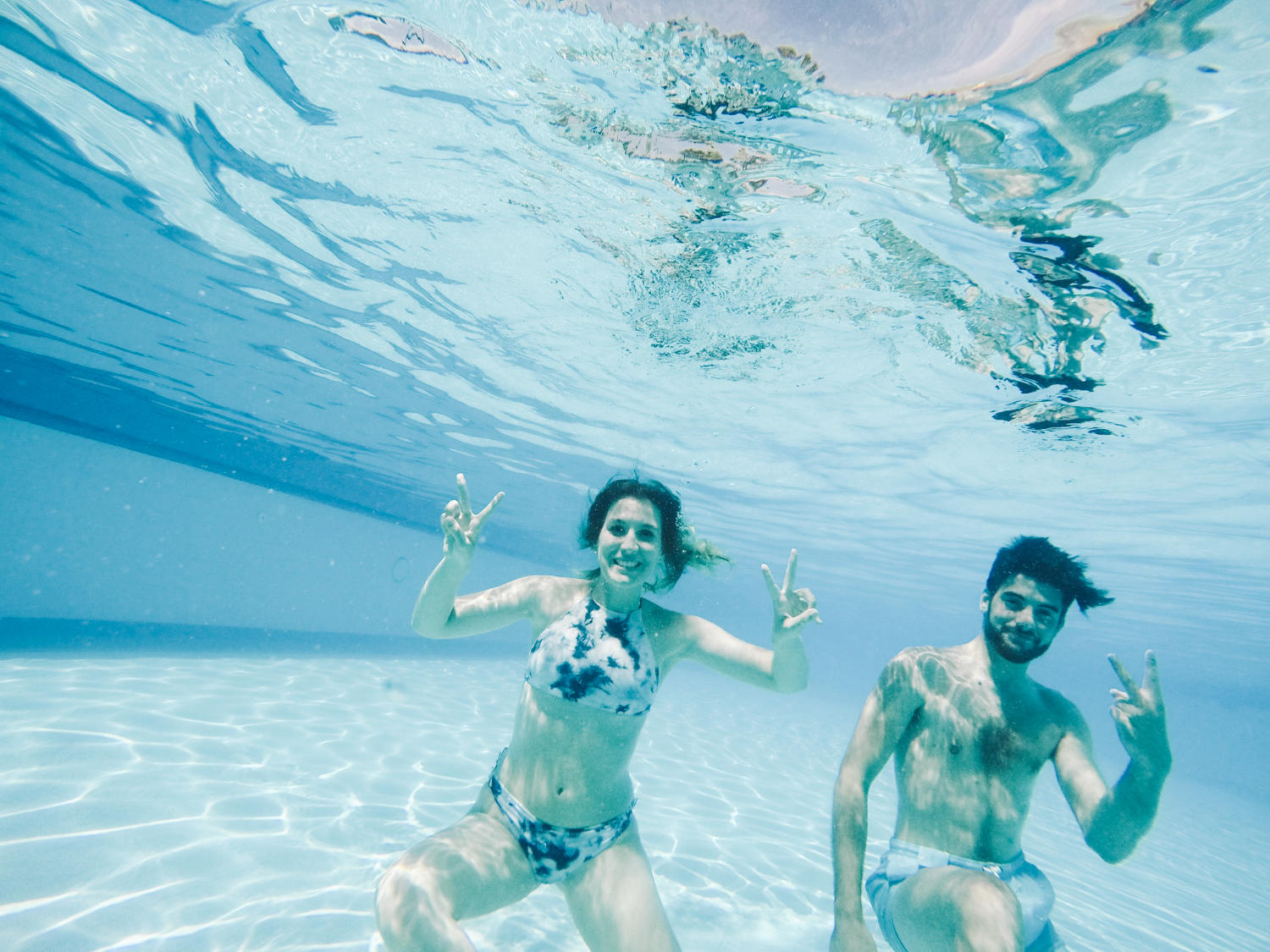 Hombre y mujer bajo el agua