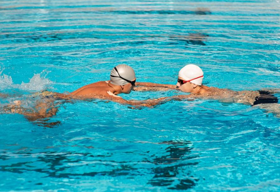 Pareja de nadadores en rutina