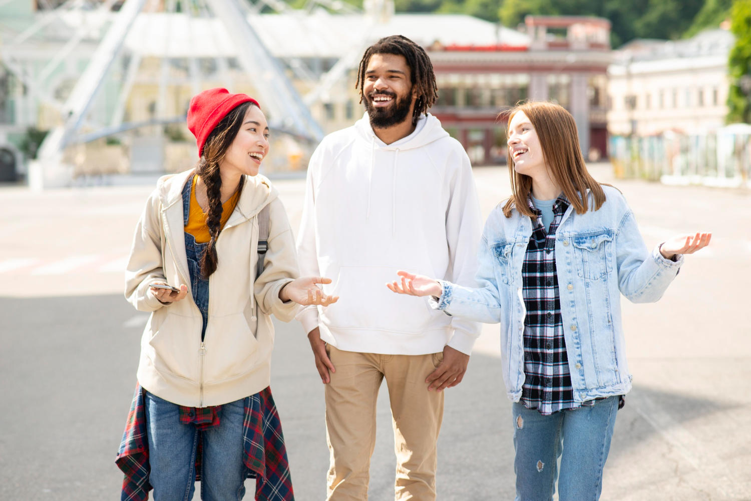 Un hombre y dos mujeres caminando por la calle