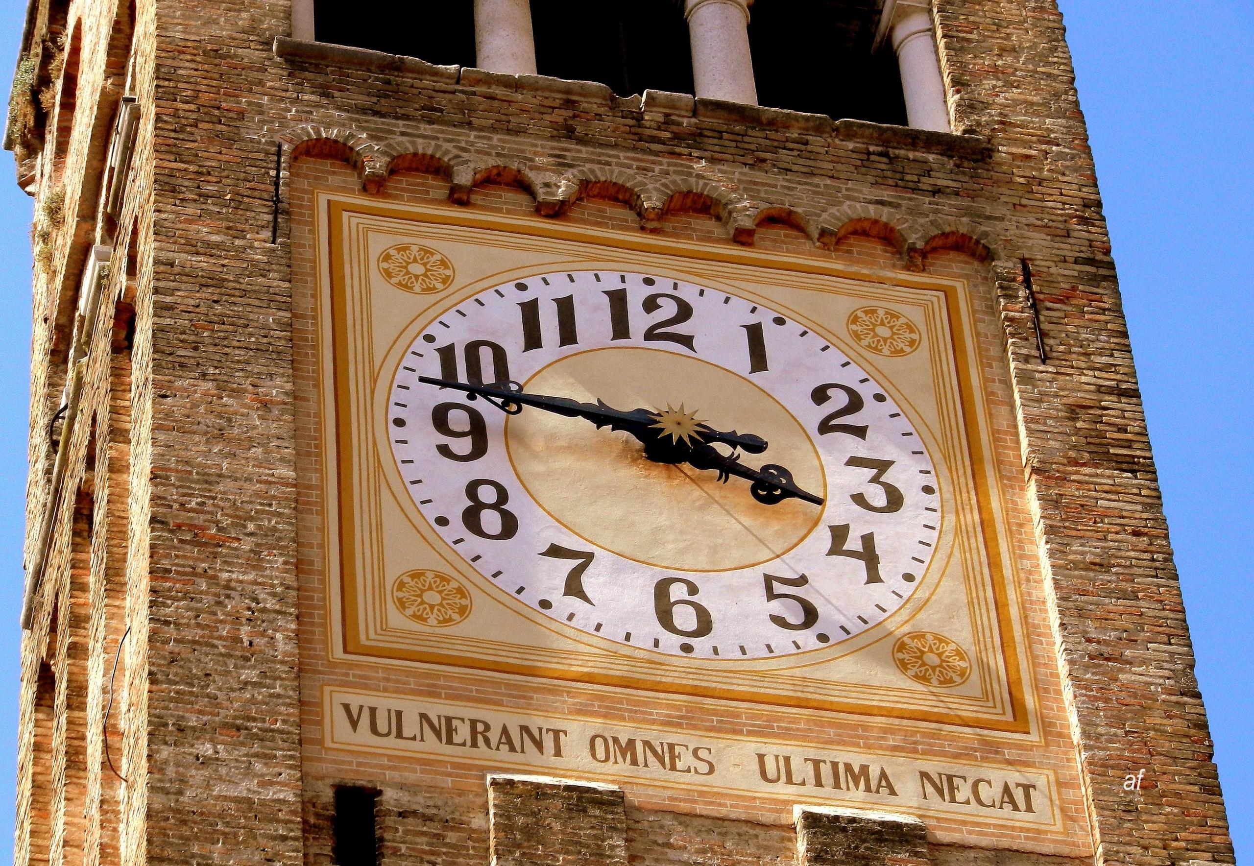 Reloj de campanario de una iglesia que tiene grabada la frase "Vulnerant omnes. Ultima necat"